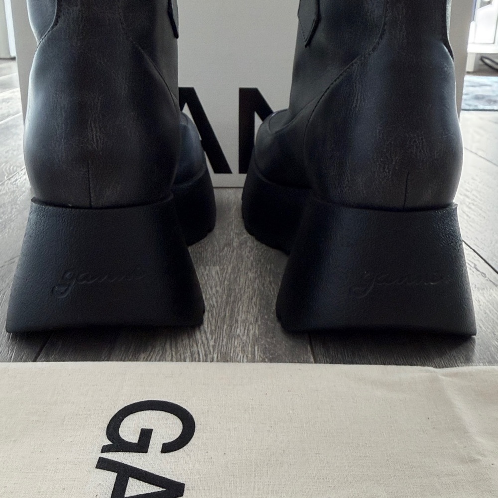 New in Box Size 39 Women’s Ganni
Kat Low Vintage Ankle Boots - Picture 11 of 17